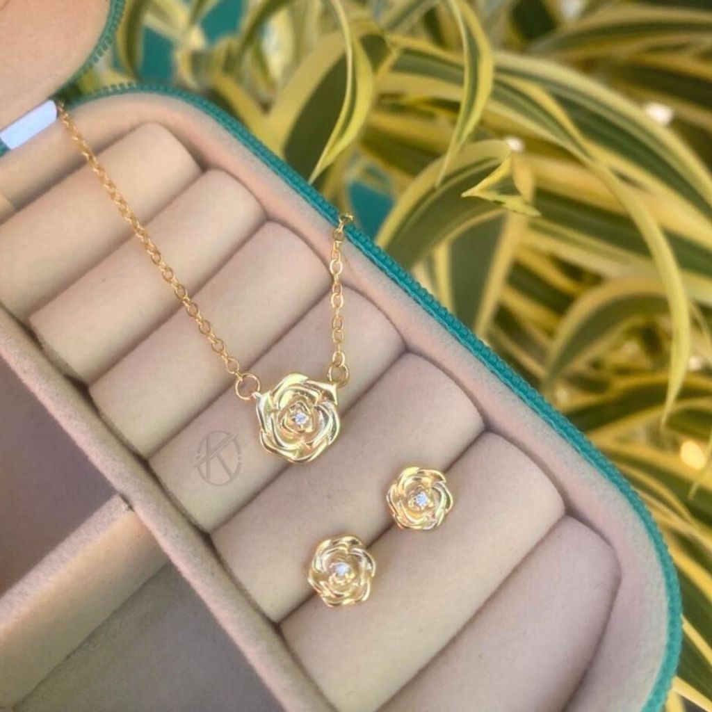Conjunto Corrente Colar e Brincos Feminino Botão de Rosa Semijóia Banhado em Ouro 18k ou Prata 925