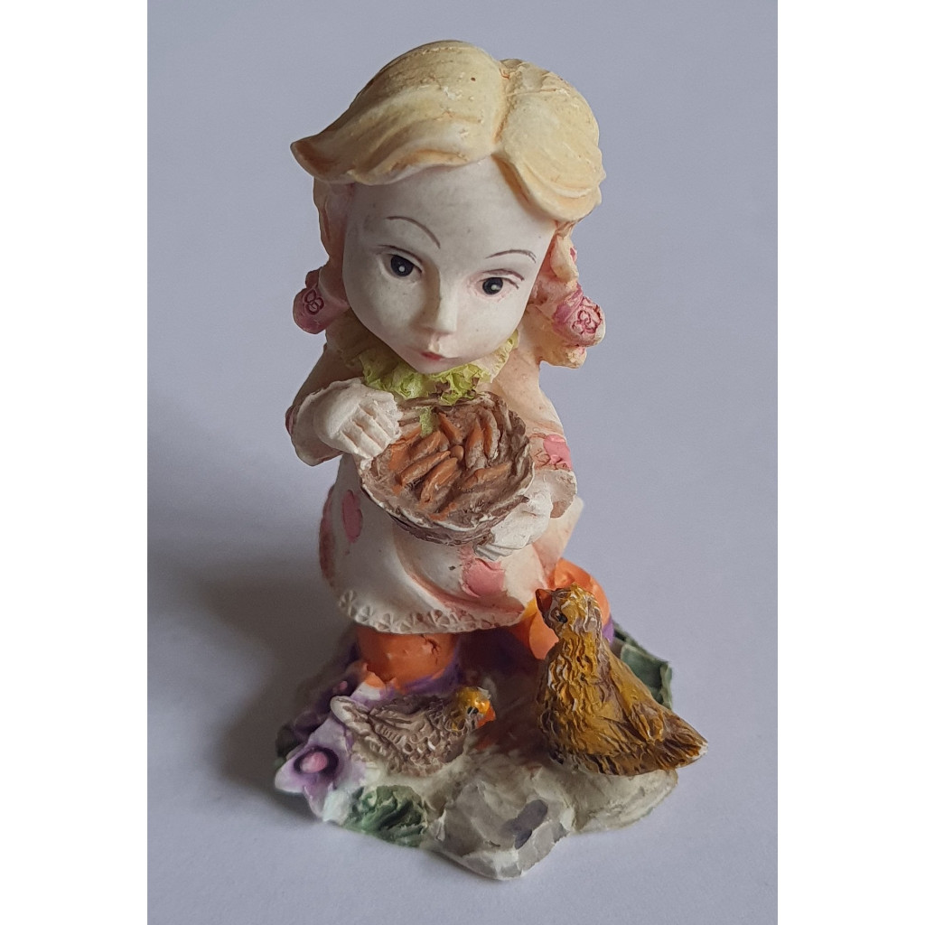 Bibelô, Mini Estatueta de Menina Camponesa com suas Galinhas em Resina 6cm (Antiguidade)