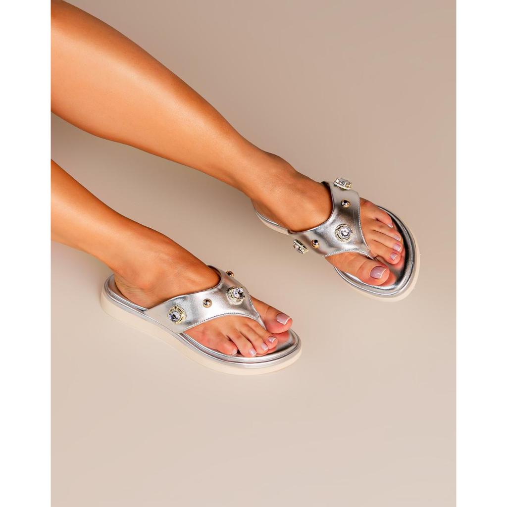 Chinelo Feminino com Pedra Papete Sandália Tamanco Flat Glendale Dedo Com Pedras Metalizado Prata