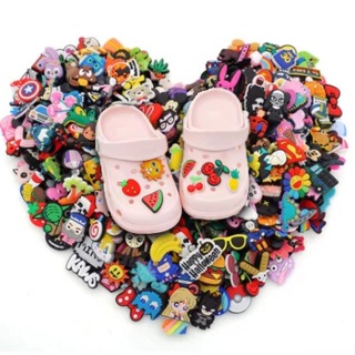 100 pçs cartoon Botäo Chinelos Pin Para Decoracäo Fivela De Sapatos De Bricolage Acessórios Pino em Oferta na Shopee