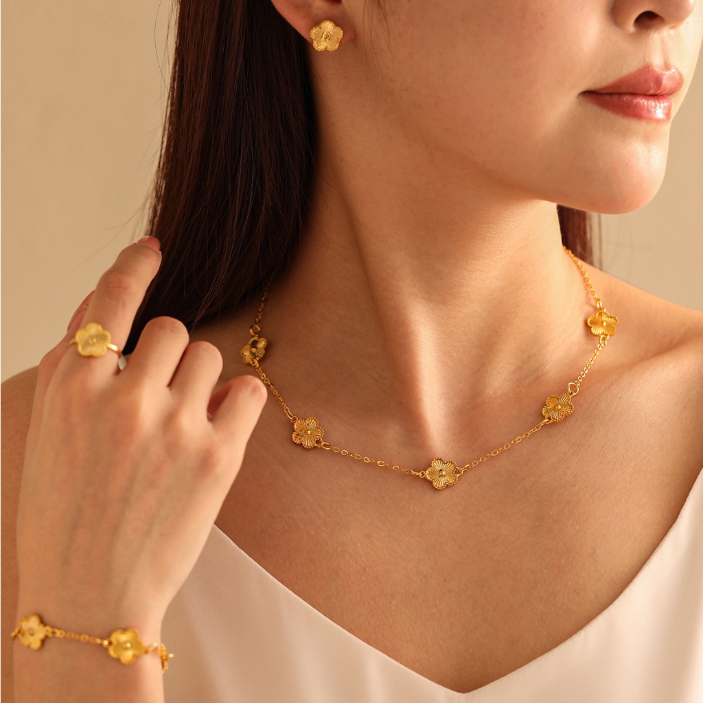 Conjunto de colar, pulseira, brincos, tachas, anel e flor com trevo de cinco folhas da sorte