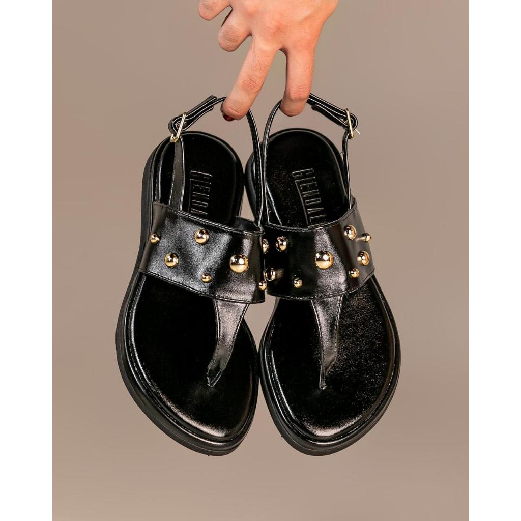 Papete Feminina Sandália Flat Em Dedo Com Aplicações Em Studs Dourado Cor Napa Preto