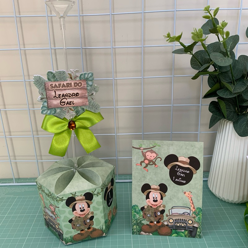 KIT PEGUE E MONTE centro de mesa e plaquinha de mesa Mickey Safari