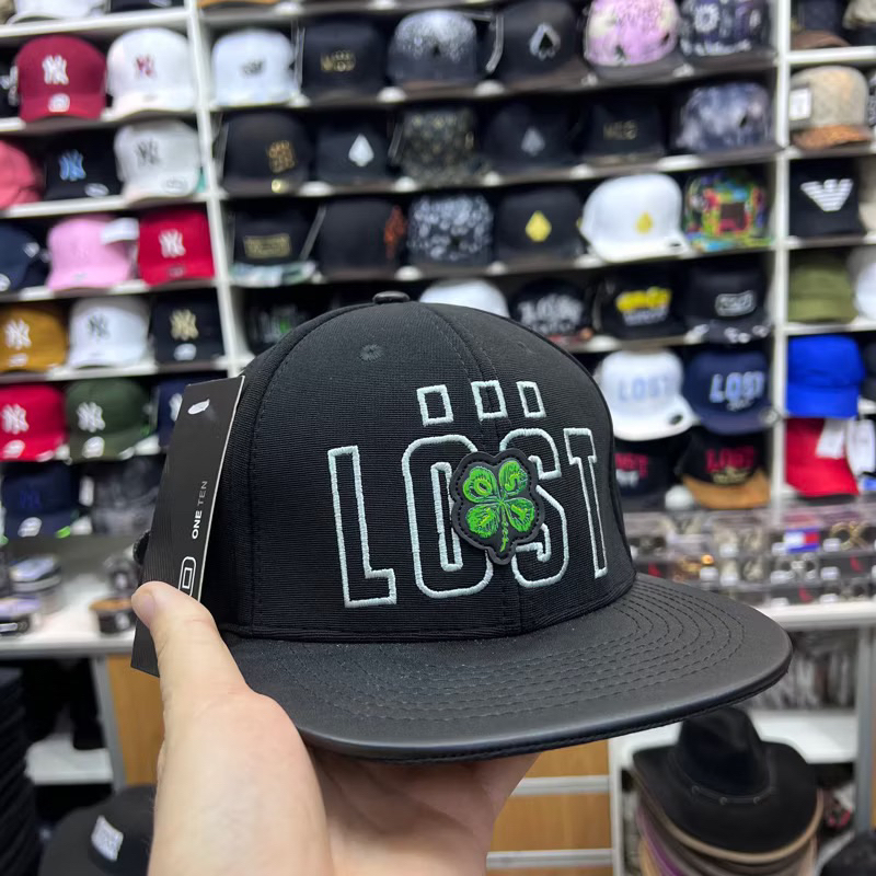 Boné Lost Trevo Aba reta strapback