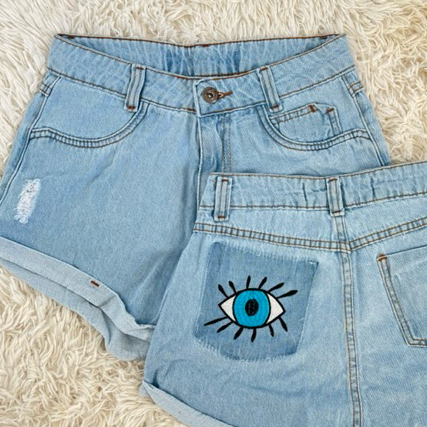Short Jeans Lavagem Clara, com Barra Dobrada e Detalhes Destroyed