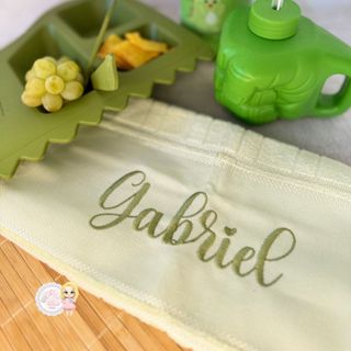 Toalhinha Bordada com NOME personalizado. em Oferta na Shopee