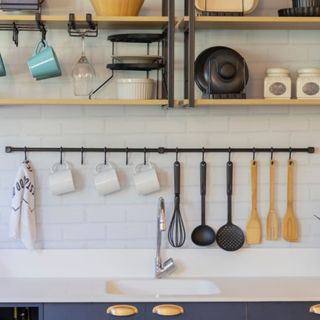 Kit Barra de Cozinha Suspensa 120 cm – Suporte de Parede com 12 Ganchos Multiuso em Oferta na Shopee