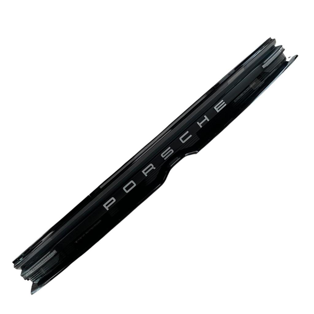 Lanterna Central Tampa Traseira Porsche Macan Eletrica 2024 2025 Oem