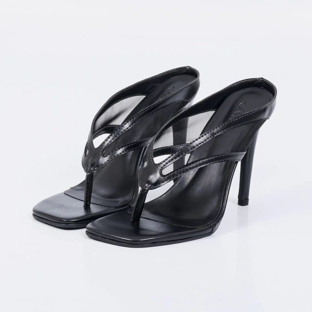 Mule Feminino Not Me Shoes Ariel Preto com Salto Alto Fino e Tiras Teladas Sofisticadas e Modernas