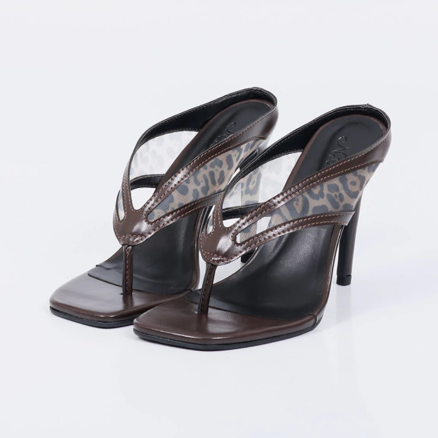 Mule Feminino Not Me Shoes Ariel Marrom com Salto Alto Fino e Tiras Teladas Sofisticadas e Modernas