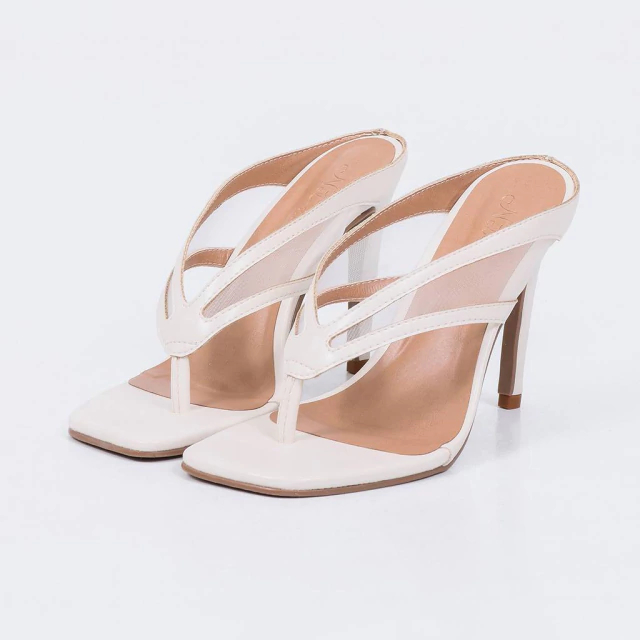 Mule Feminino Not Me Shoes Ariel Off White com Salto Alto Fino e Tiras Teladas Sofisticadas