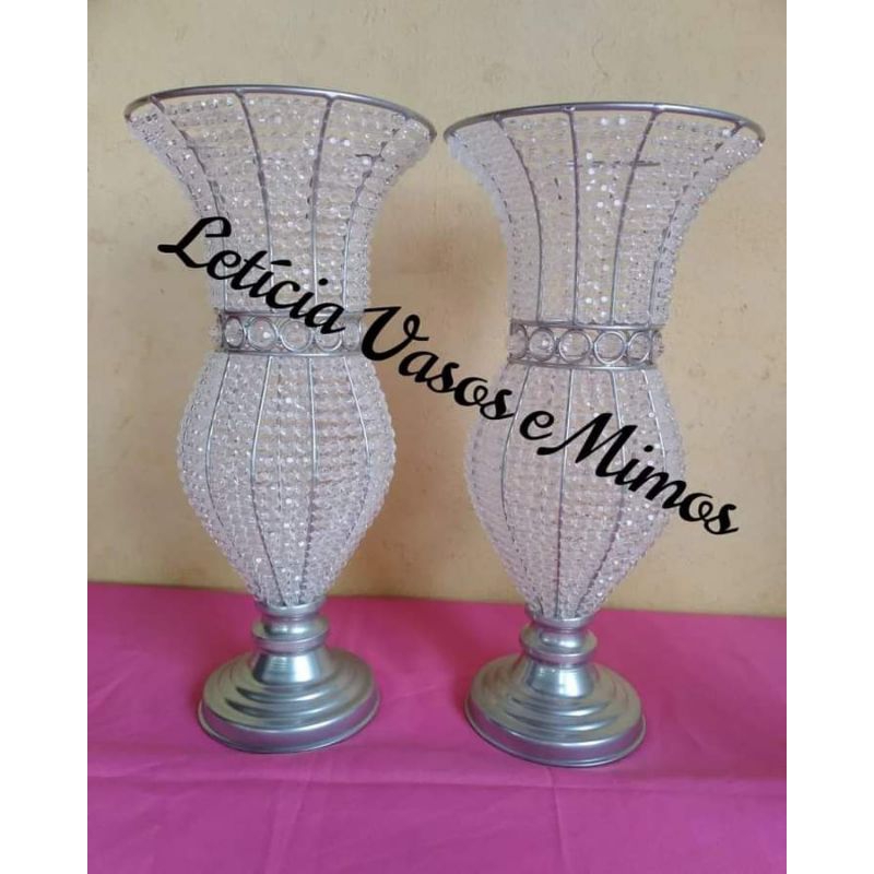 2 vasos com medida de 45cm altura, cor prata bordado em pérolas ou pedraria