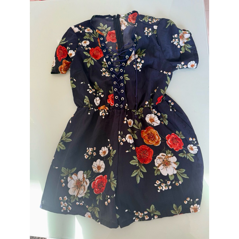Macacão curto azul marilho floral com olhos estiloso