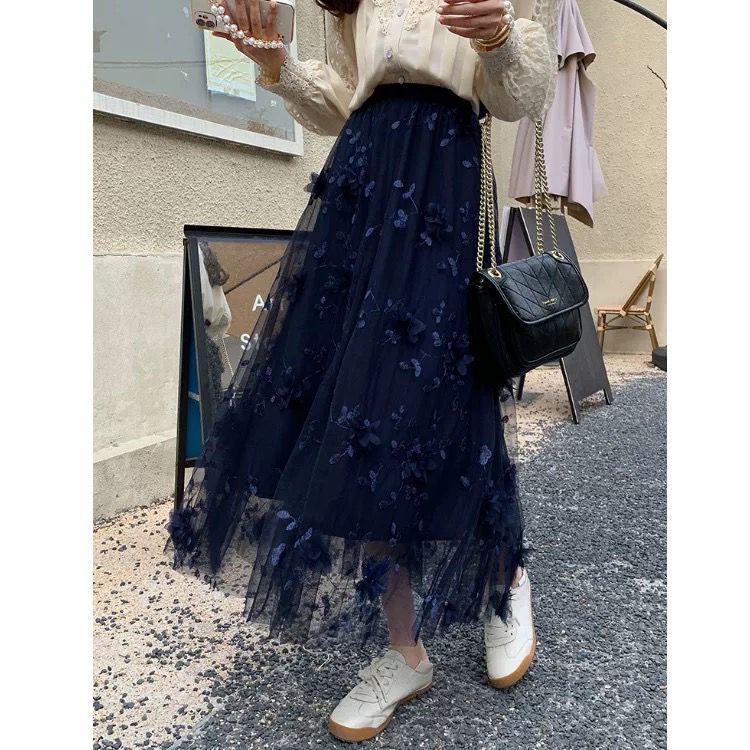 Saia midi evasê de cintura alta em estilo francês, com duas camadas de tule e estampa floral tridimensional.