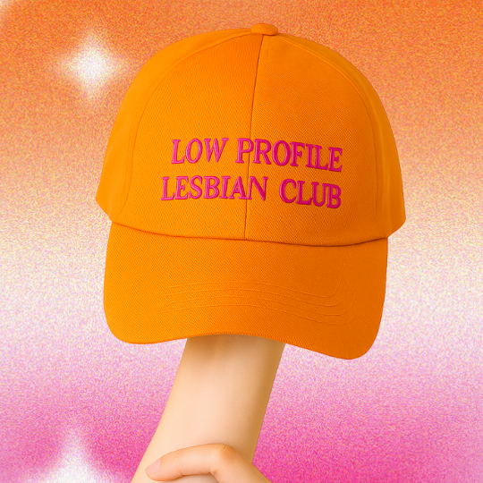 Boné Bordado Low Profile Lesbian Club com Bordado Rosa - Lgbtqia+ Para Mulheres l 100% Algodão