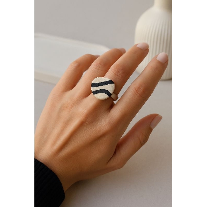 Anel Feminino Linhas Moderno em Cerâmica Plástica Regulável Off White e Preto