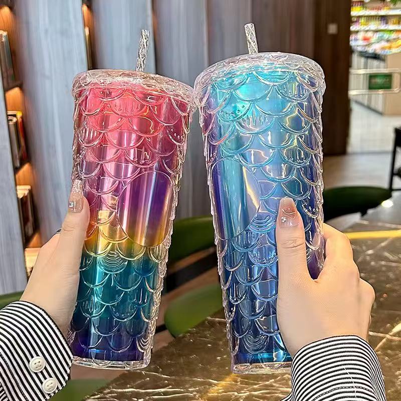 COPO DE PLASTICO ESCAMA DE PEIXE C/ LED 750ML Copo de água/café com glitter degradê, canudo e laço. AK-7511