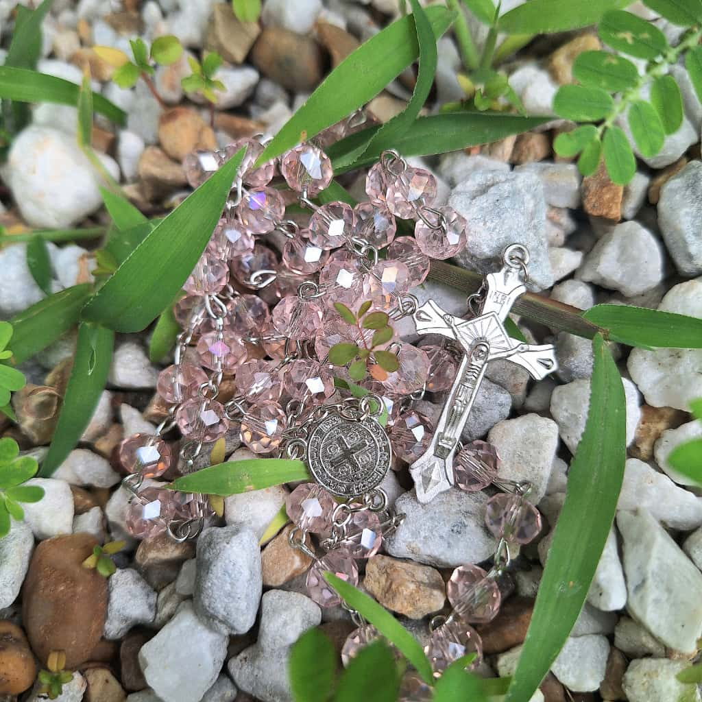 Terço de Cristal Rosa Medalha de São Bento em Oferta na Shopee