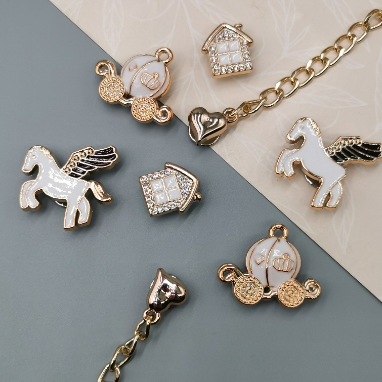Pins \ Bottons para Babuche Dourado diversas decorações - Kit 8 pins para sandália Conto de Fadas