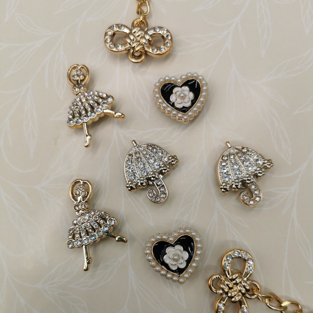 Pins \ Bottons para Babuche Dourada diversas decorações - Kit Com 8 para sandália Bailarina