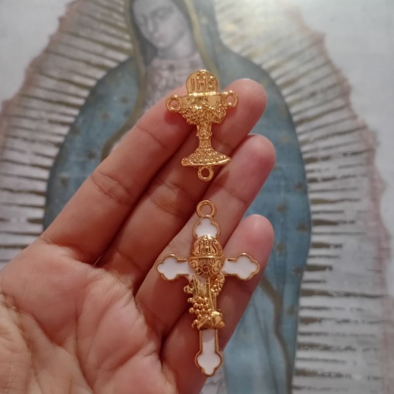 1 Crucifixo + 1 Entremeio Cálice Eucaristia p/ Terço 1ª Eucaristia Lembrancinha Batizado Dourado