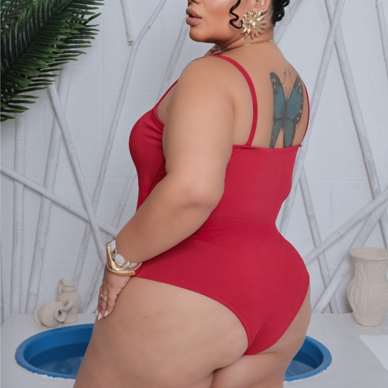 Maiô body com detalhe de estrela do mar plus size com bojo e alça