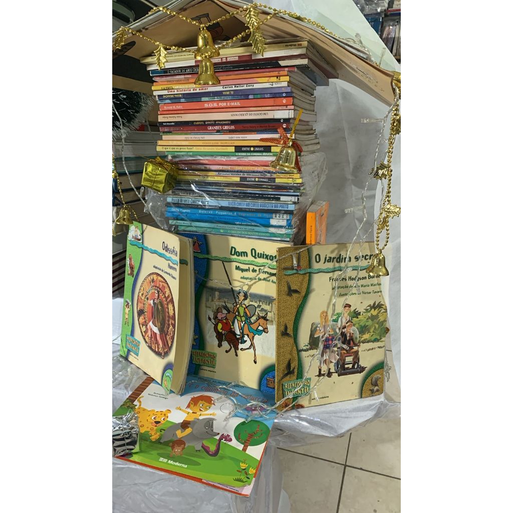 LOTE DE LIVROS ARVORE DE NATAL INFANTIS / PARA MONTAR SUA ARVORE DO SEU JEITO LIVROS USADOS 50 LIVROS USADOS