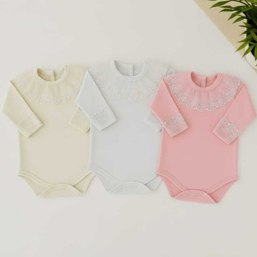 Kit 3 Body menina manga longa com detalhes na gola e punho em renda e aplicações em pérolas.