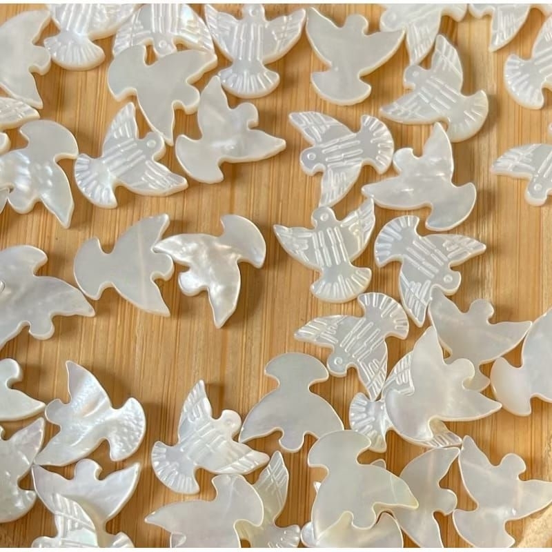 Pingente Divino Espírito Santo Madrepérola de aca a aca