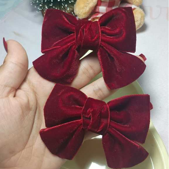 Par de Laços Natalinos de Veludo Vermelho – Acessório Infantil para Meninas, Festa e Fim de Ano