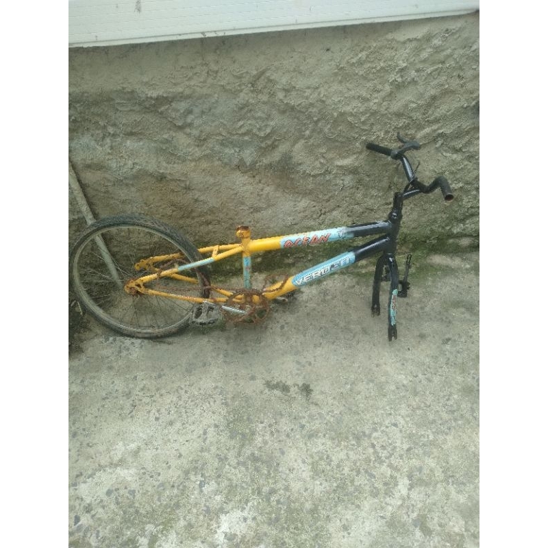 quadro com peças antigas caloi cross aro 20