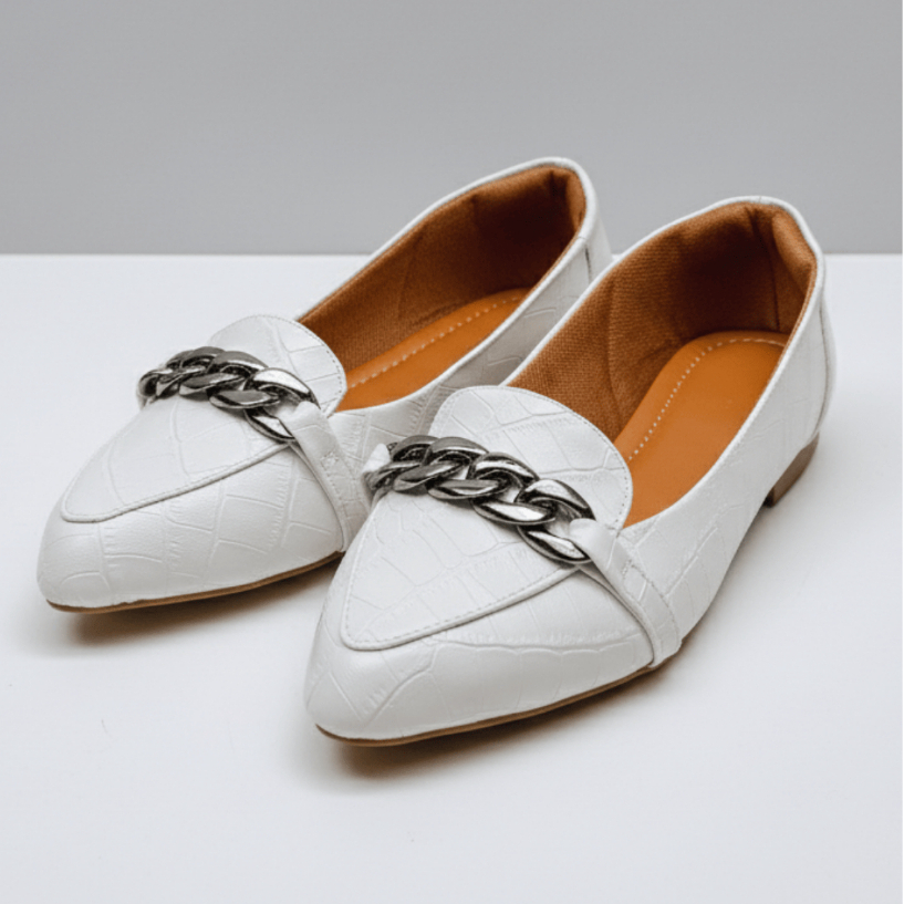 Mocassim Feminino Preto e Branco Croco com Corrente Confortável, Elegante e Antiderrapante