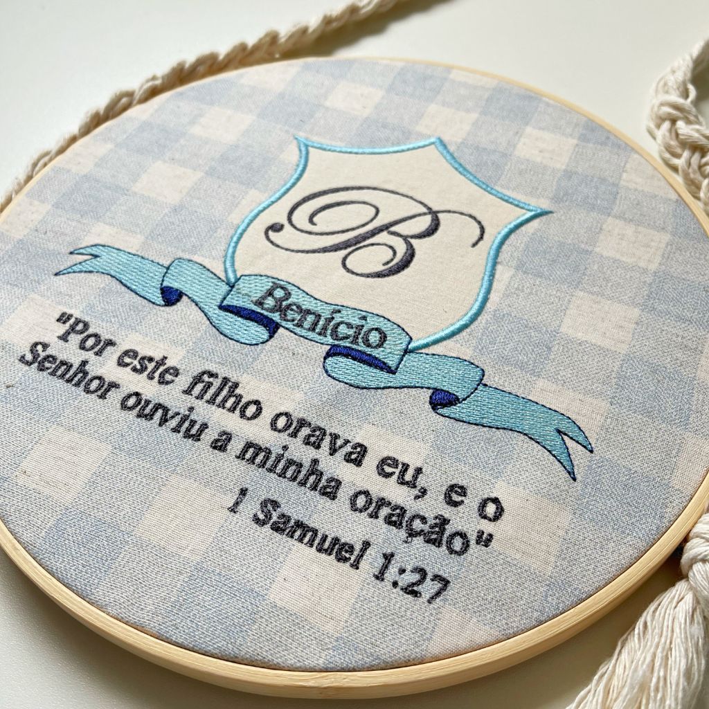 Quadro Bastidor Porta Maternidade Bordado Personalizado Monograma Brasão e Moldura