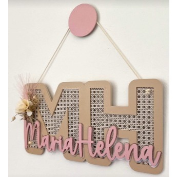 Enfeite de Porta Maternidade Letras Iniciais Duplas Compostas –  Palha Rattan MDF + Arranjo de Flor