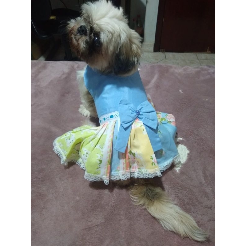 vestido pet tamanho M com estampas variadas e serve para cachorros de  mais ou menos 4 a 6 kgs.