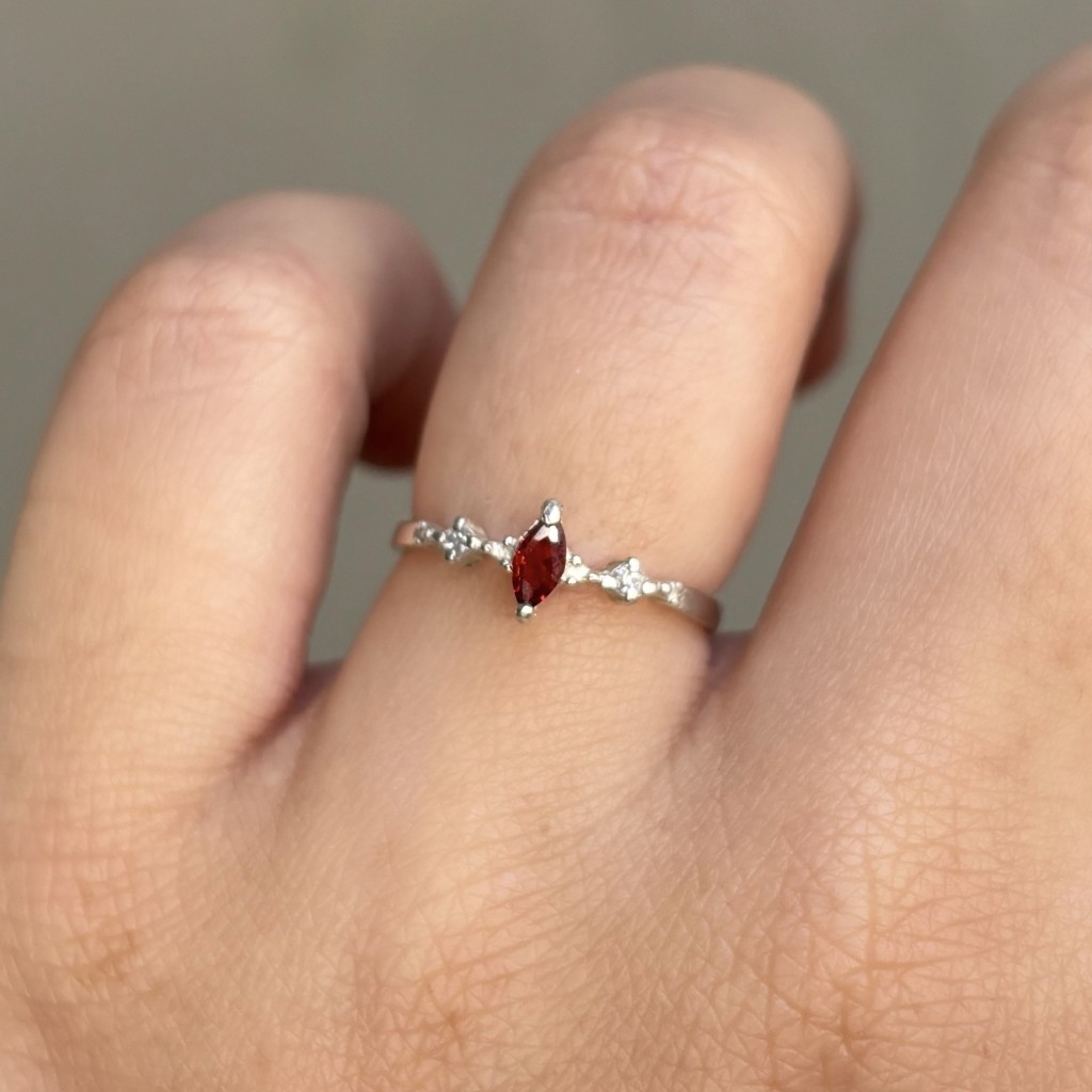 Anel Solitário Navete Prata 925 (Vermelho)