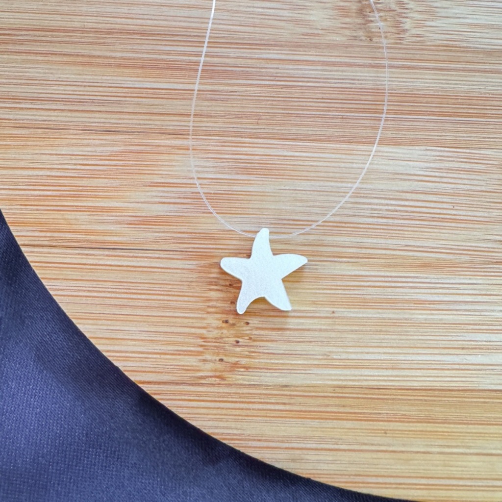 Colar Choker de Nylon com Pingente Madrepérola Estrela do Mar Dourado Folheado Ouro Fio Nylon Verão