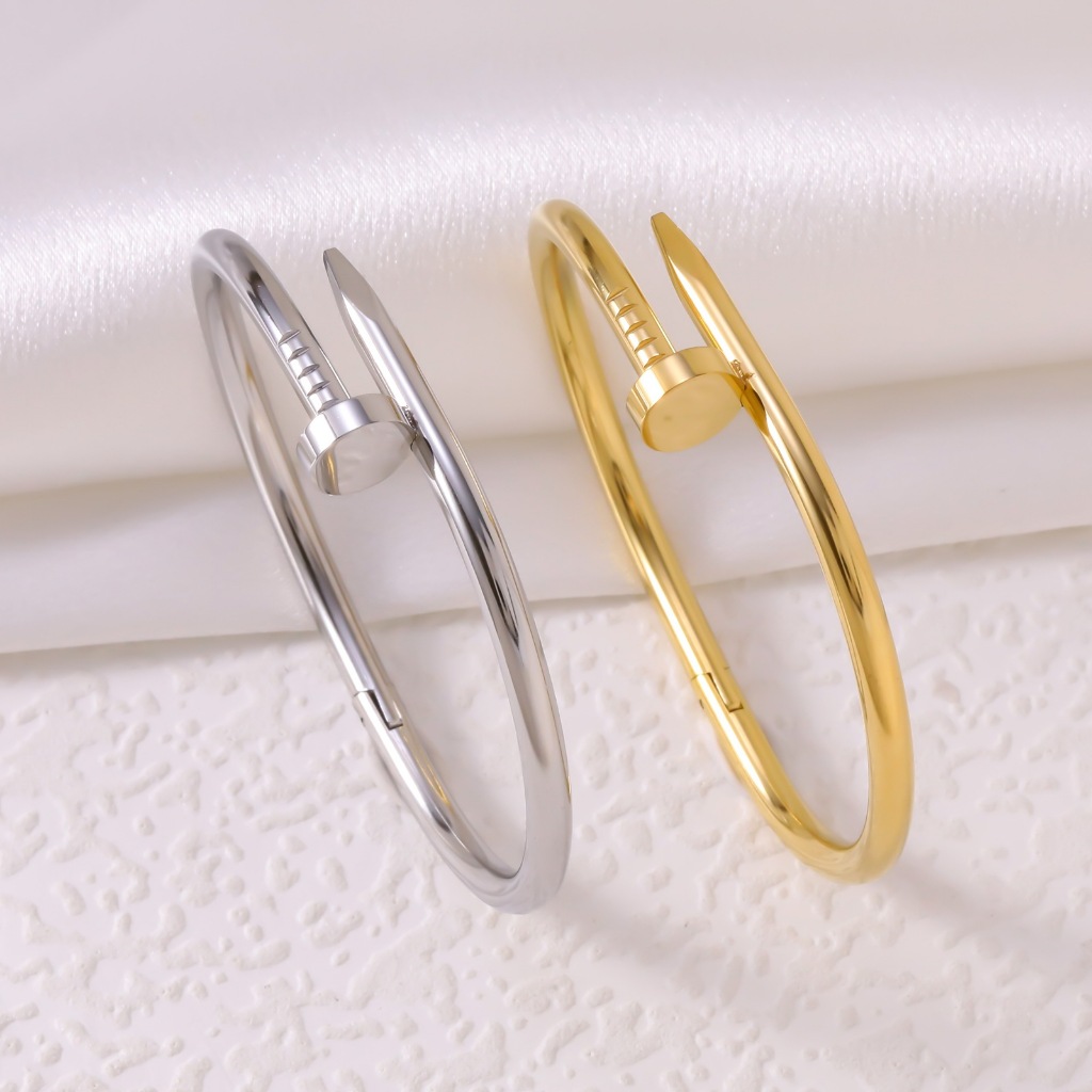 Pulseira Clássica de Moda com Tachas Grossas em Oferta na Shopee