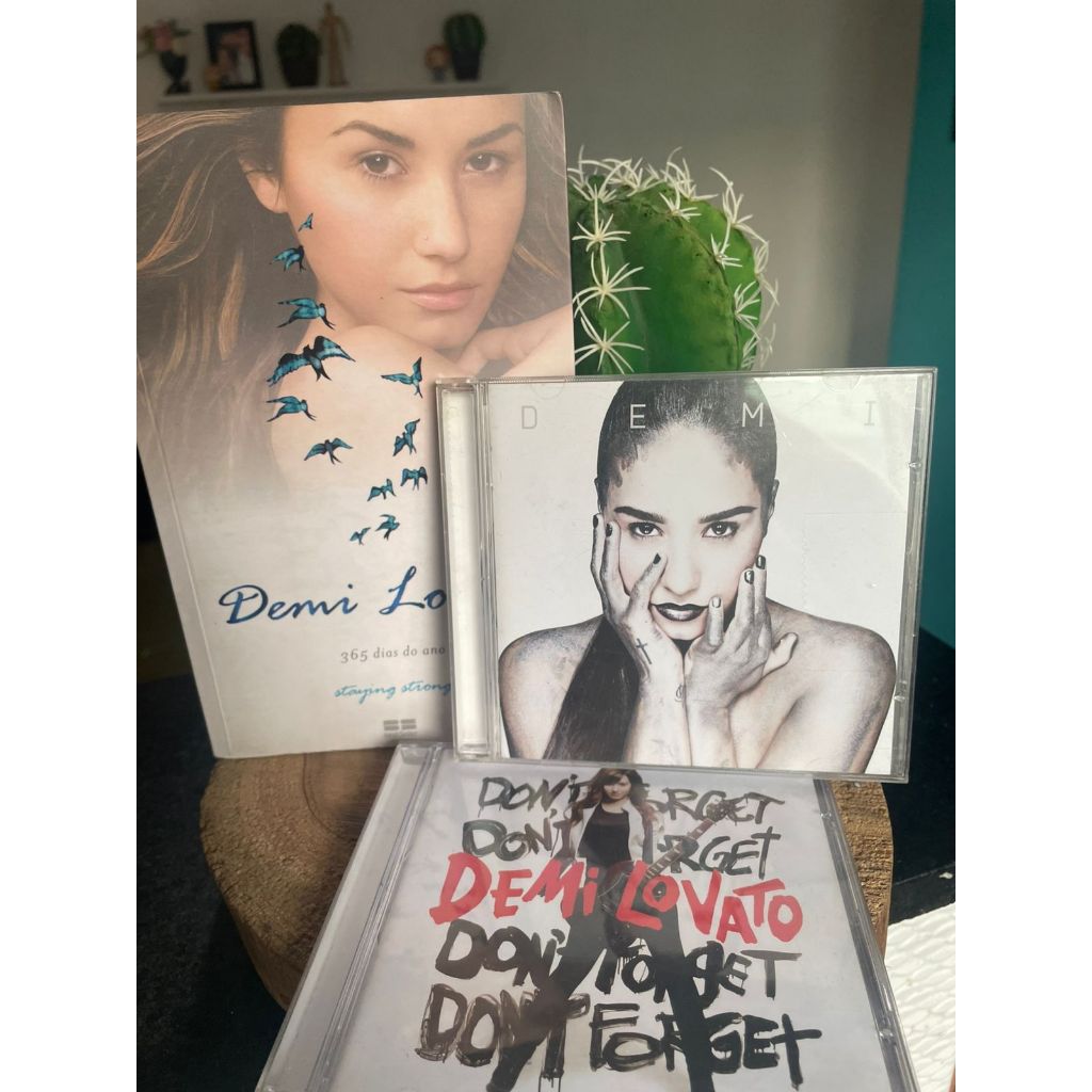 Lote de Cds e Livro Demi Lovato