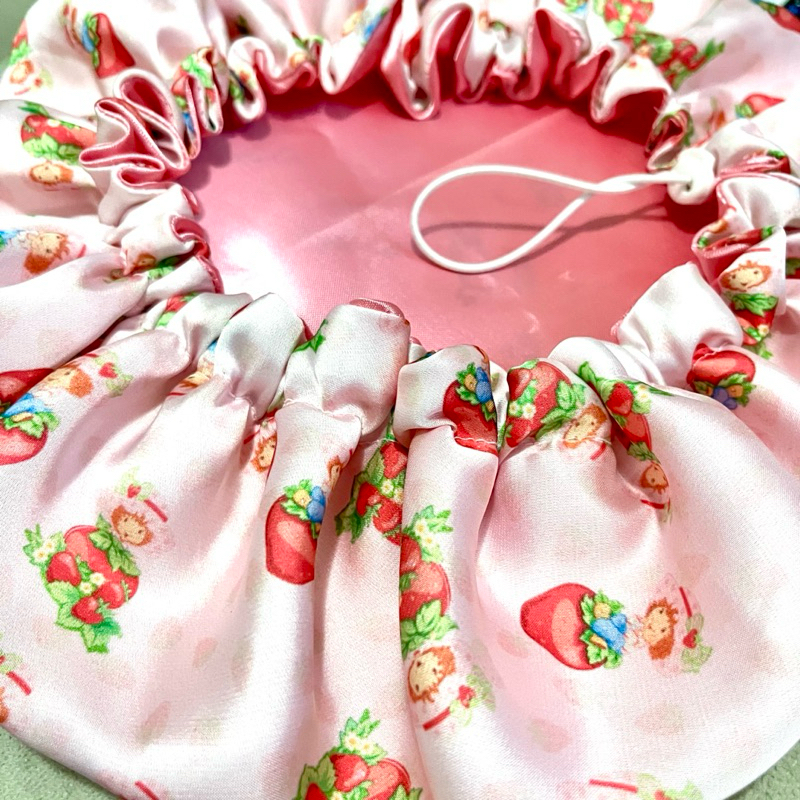 Touca de Cetim Moranguinho Strawberry Dupla Face Ajustável Alta Qualidade