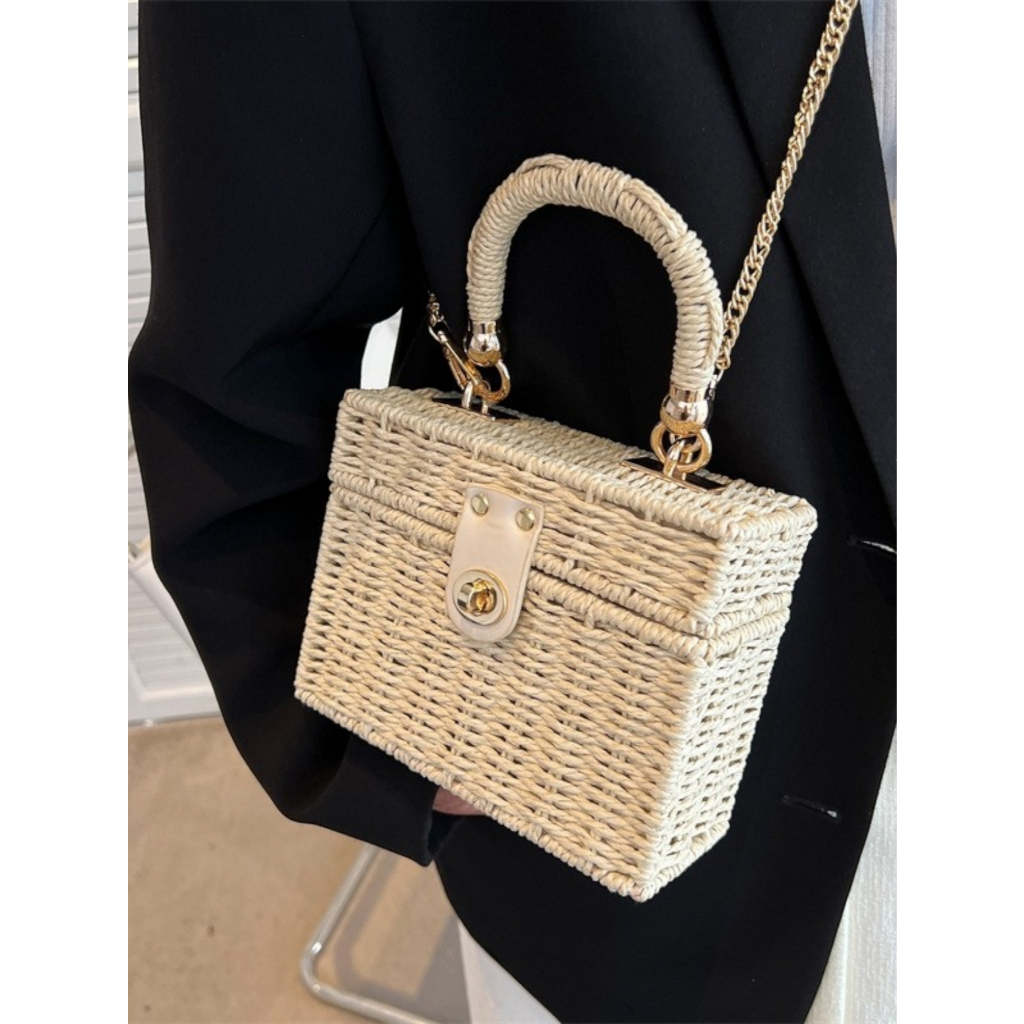 Bolsa Feminina de Palha Tipo Caixa com Alça de Mão e Corrente – Estilo Verão Elegante em Oferta na Shopee