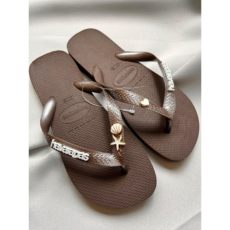 Chinelo Havaianas Top Café + Logo Metal Branco ou Dourado + Pin Concha + Pin Coração + Pin Estrela em Oferta na Shopee