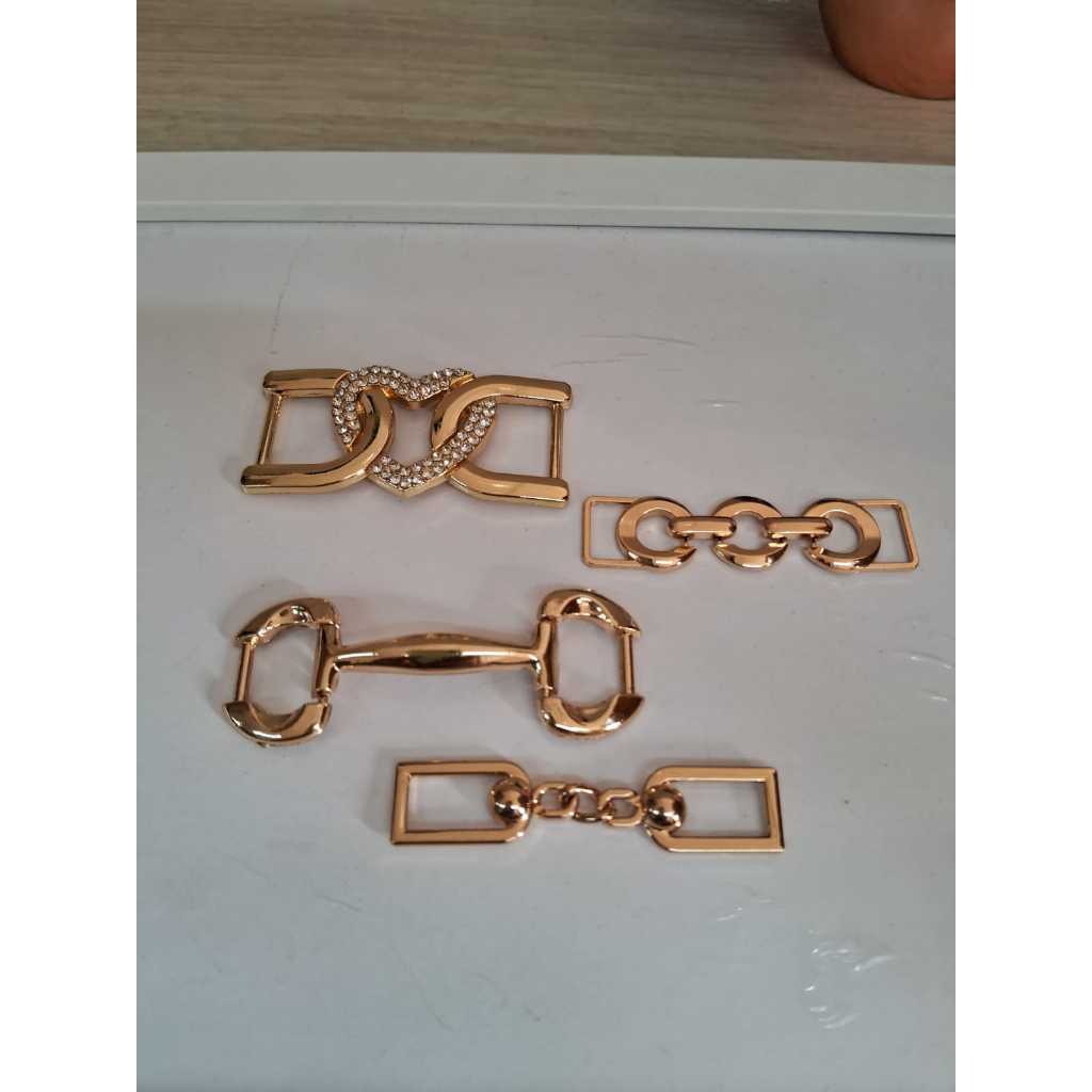 Enfeite dourado bridão,para bolsas,sapatos,roupas em Oferta na Shopee