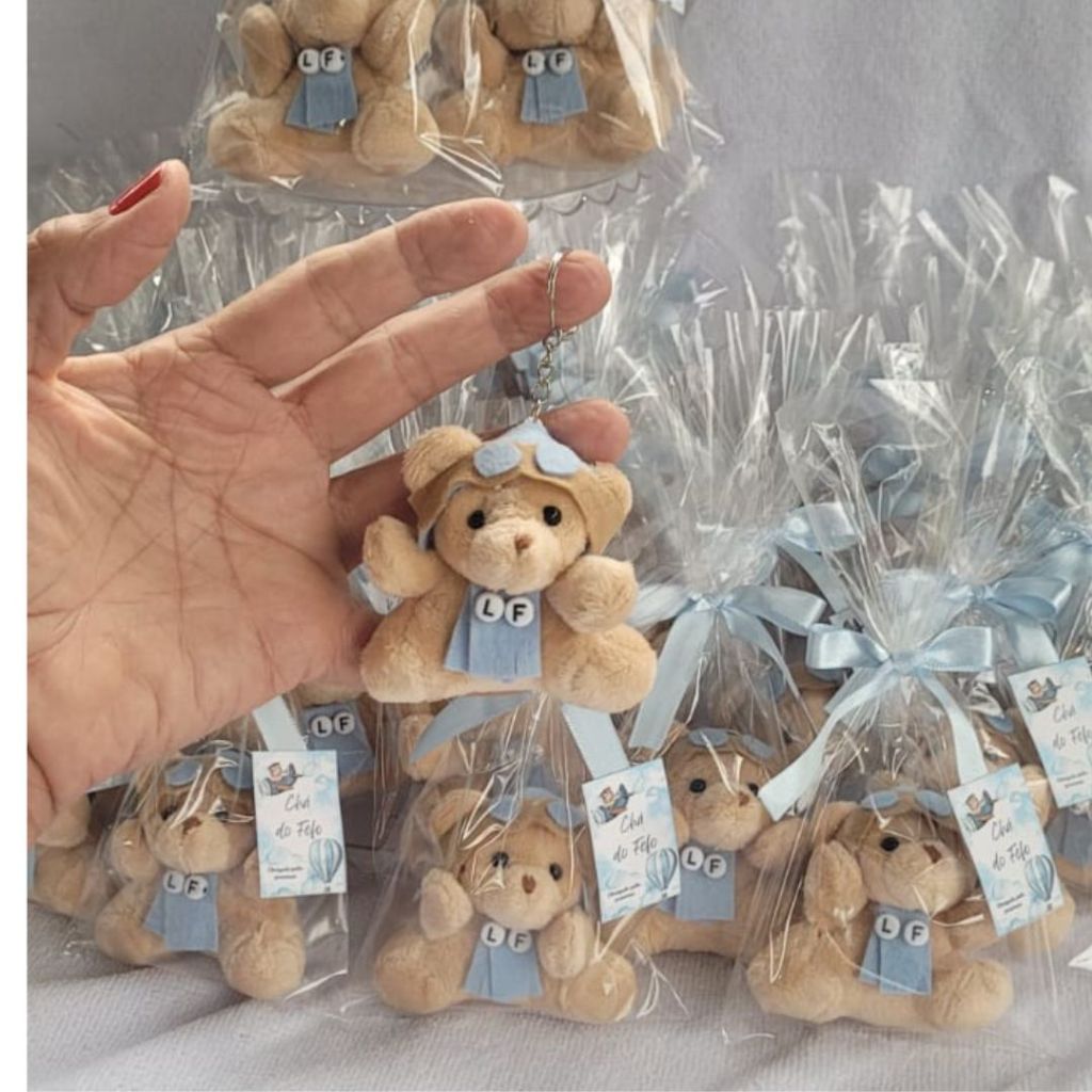 Lembrancinha urso pelúcia chaveiro aviador azul claro no saquinho com inicial 20 pçs