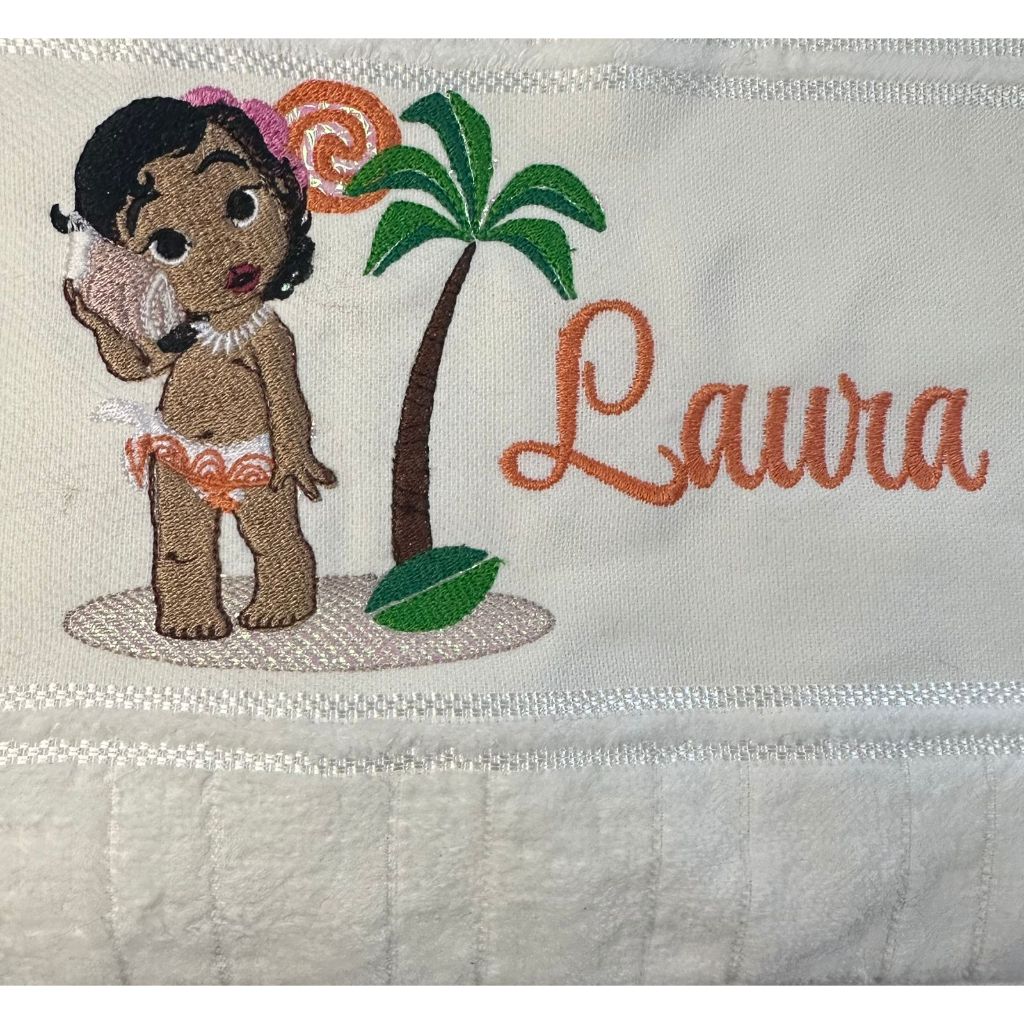 Toalha  de Lavabo Bordada Personalizada - Moana Baby