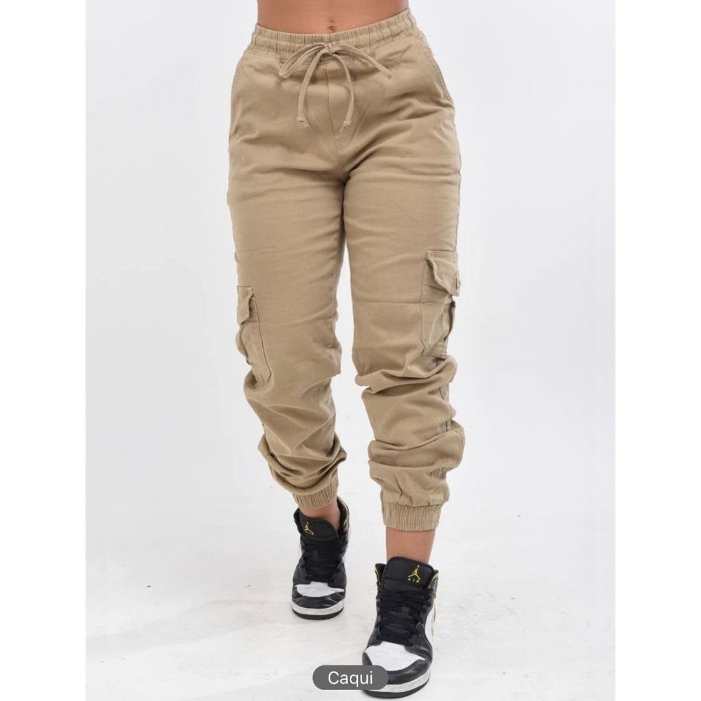 CALÇA CARGO JOGGER FEMININA SARJA COM BOLSOS LATERAIS DE BLOGUEIRA