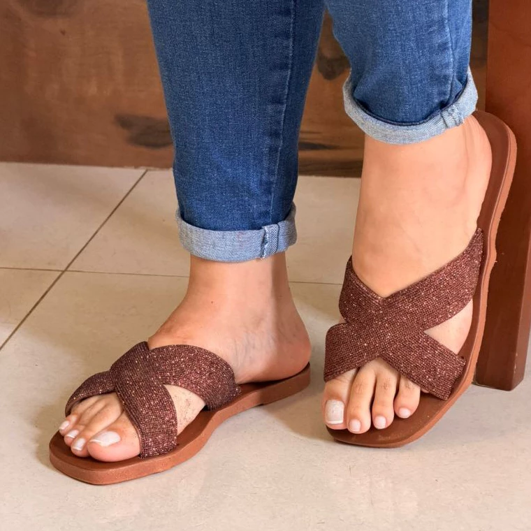 Sandalia Feminina Cruzada Rasteira Brilhante Leve Confortável — imagem 1