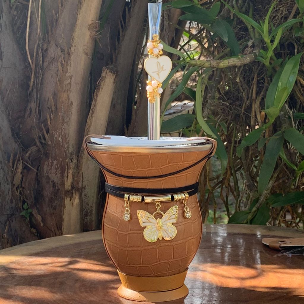 Kit chimarrão: Cuia de Porongo Revestida em Sintético Crocô + Bomba em inox decorada com pingente + Basic + Tapa Erva