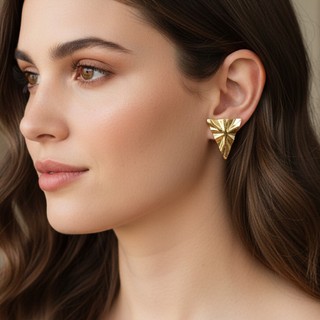 Brinco Triângulo Texturizado 3D Ouro 18K Maxi Geometrico Semijoia Moderna