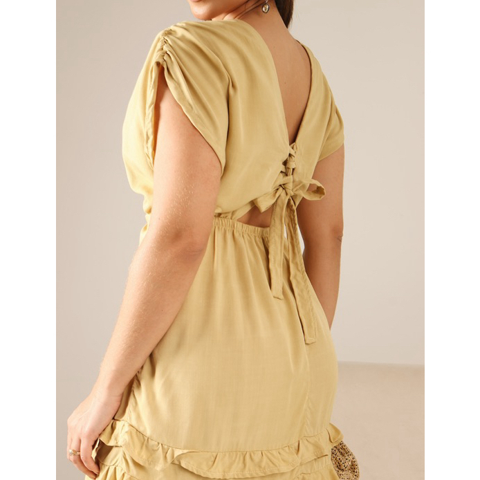 Vestido Curto Verão – Babados, Decote V e Costas Ajustável